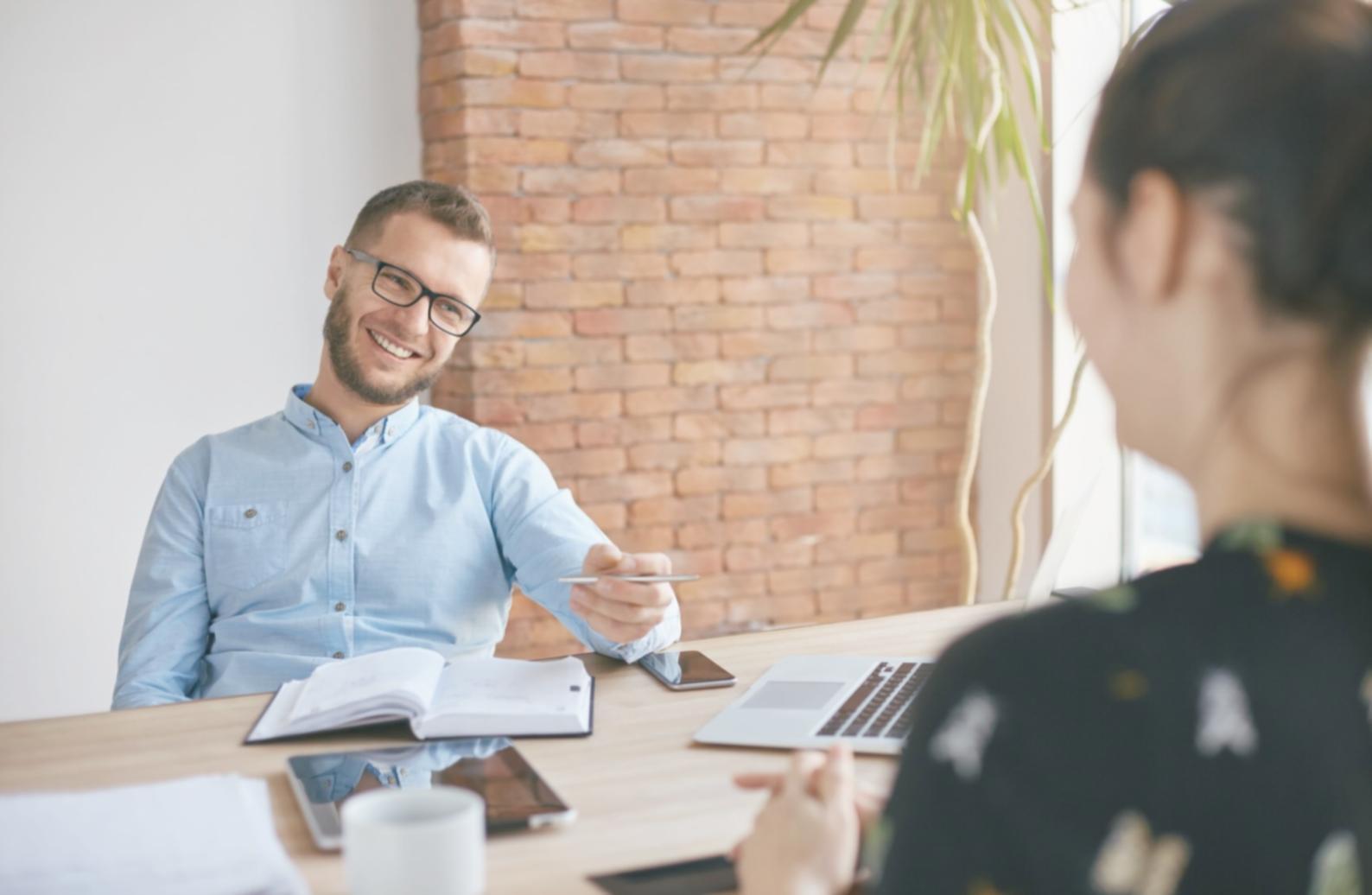 Salle de formation moderne avec équipements technologiques pour l'apprentissage financier