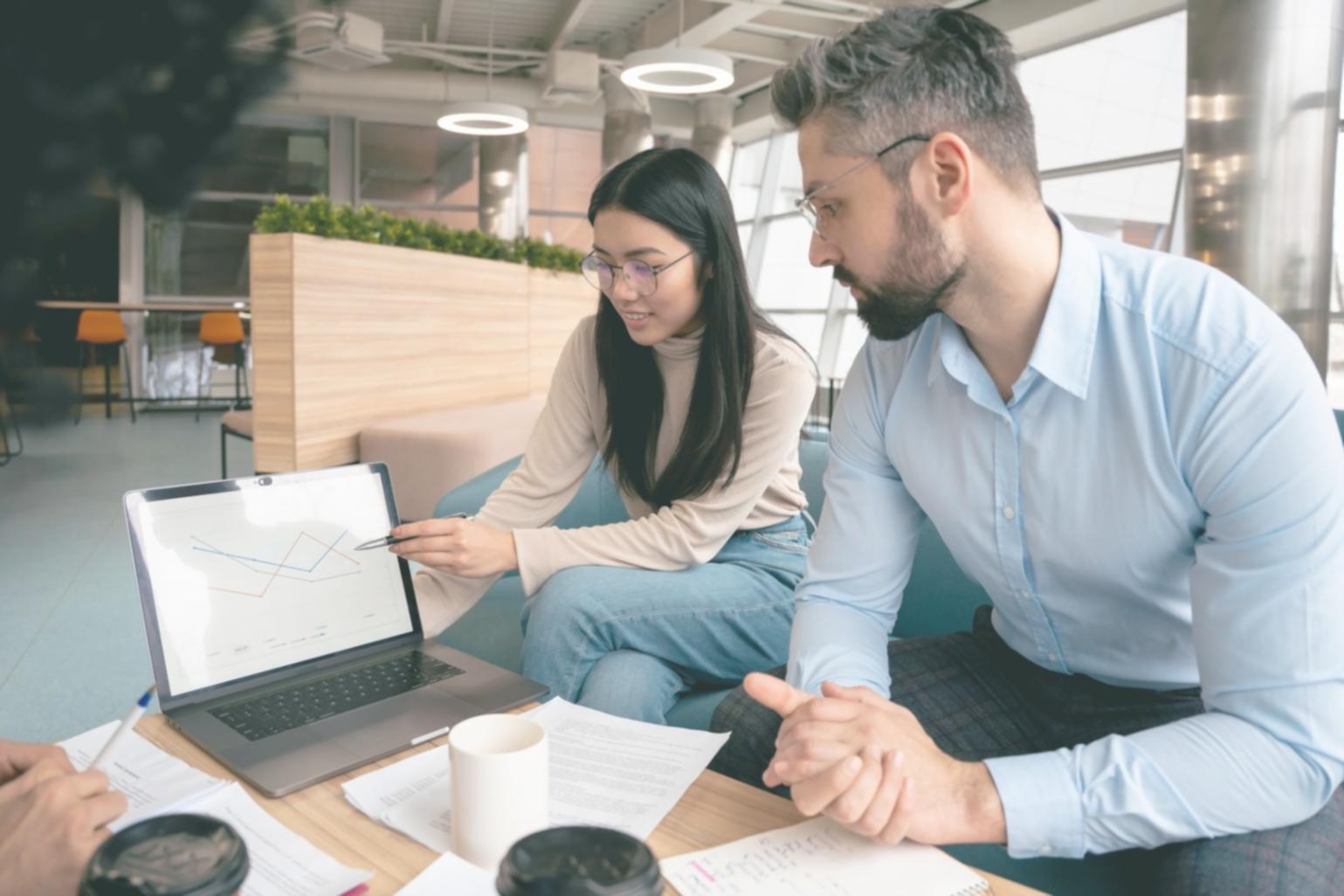 Salle de formation avec écrans financiers