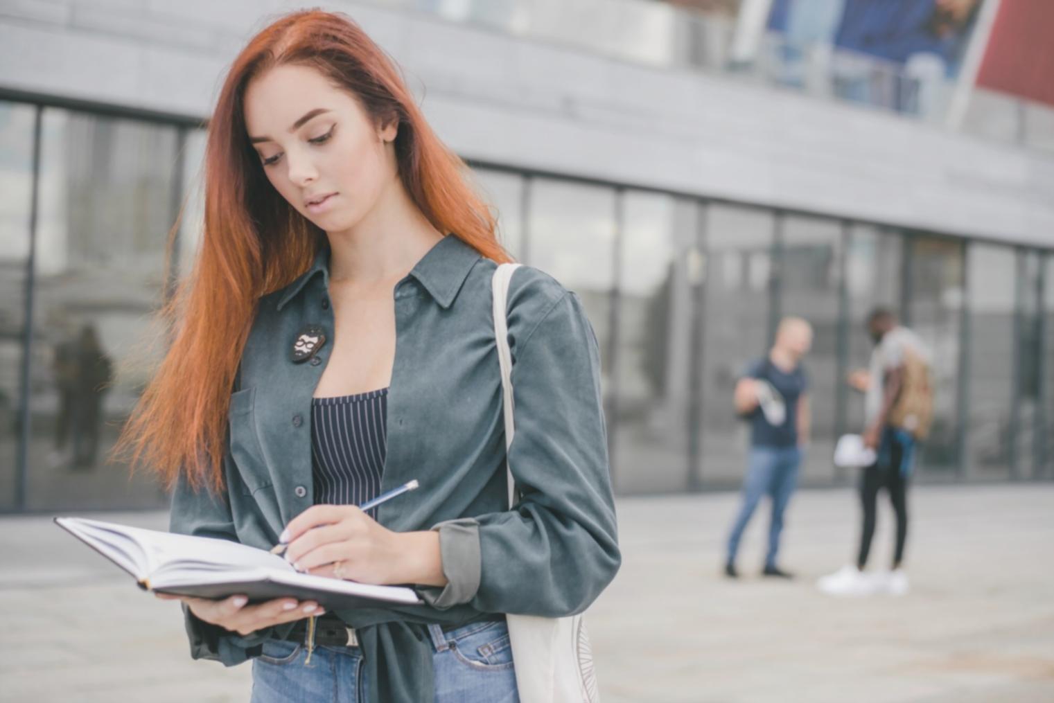Salle de formation moderne avec participants analystes financiers